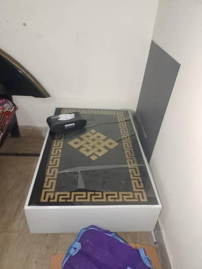 New Table in Excellent condition