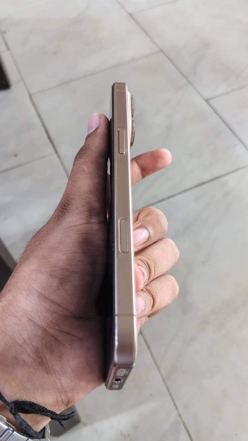 Apple iPhone 16 Pro Max 4