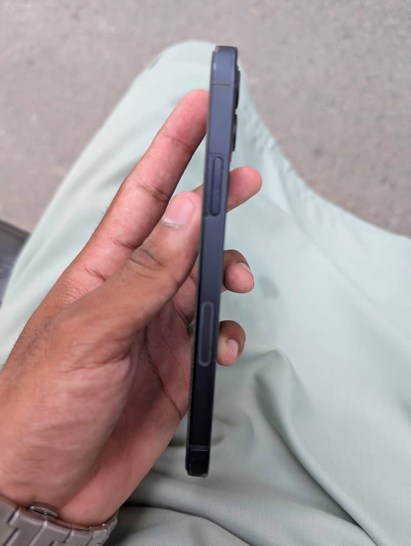 Apple iPhone 12 4