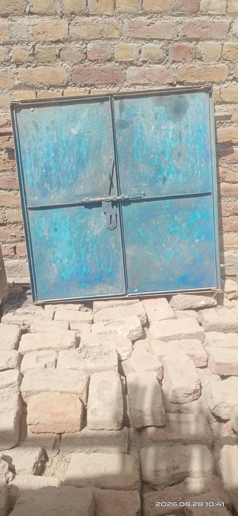 ء 1 لوہے کا دروازہ اور 2 کھڑکیاں — 12,000 روپے 2