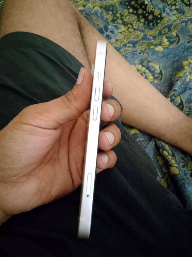 Apple iPhone 13 2