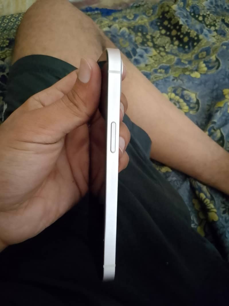 Apple iPhone 13 4