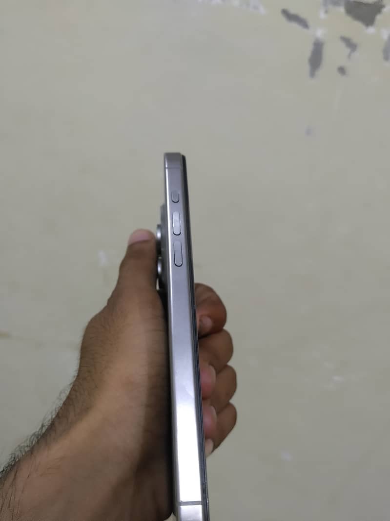 Apple iPhone 15 Pro Max 4