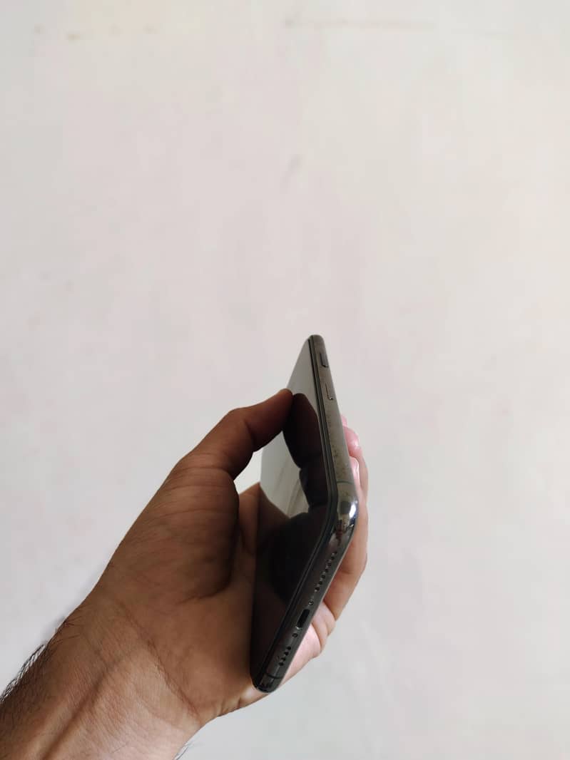 Apple iPhone 11 Pro Max 4
