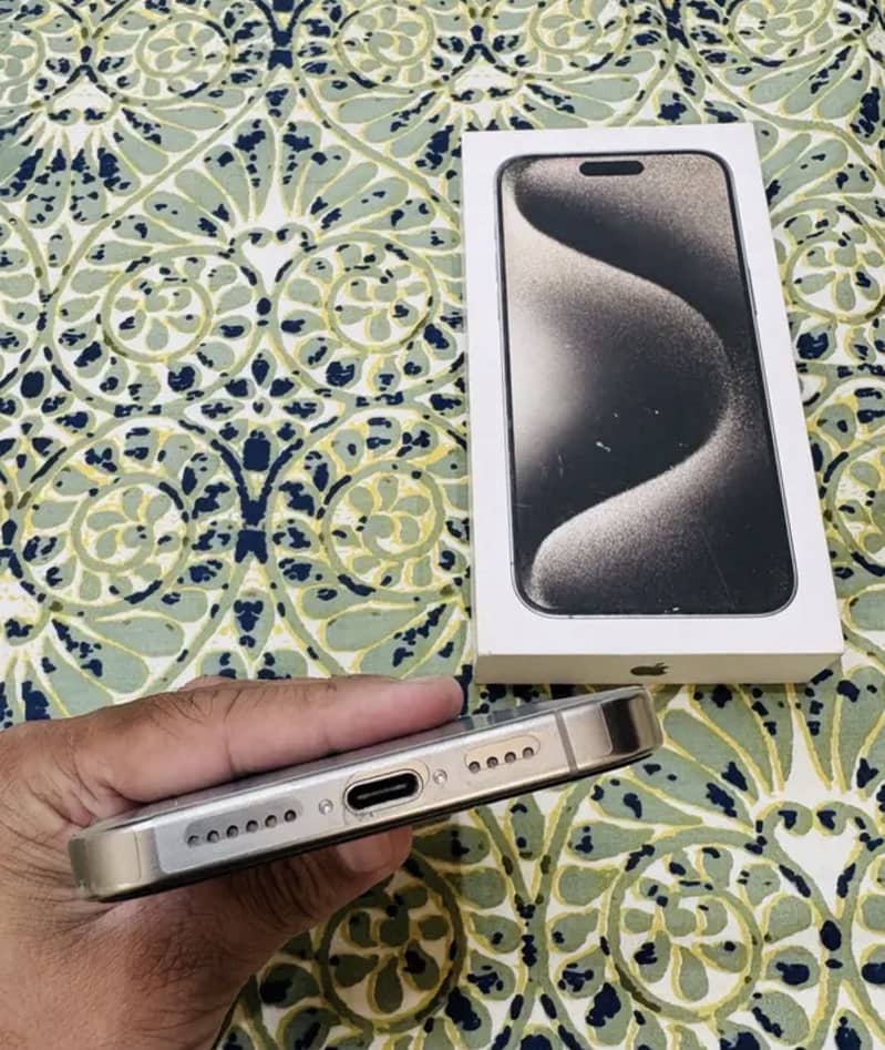 Apple iPhone 15 Pro Max 2