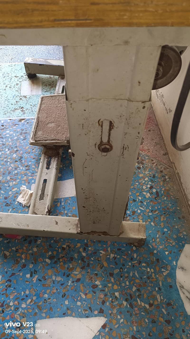 Machine stand hay 4