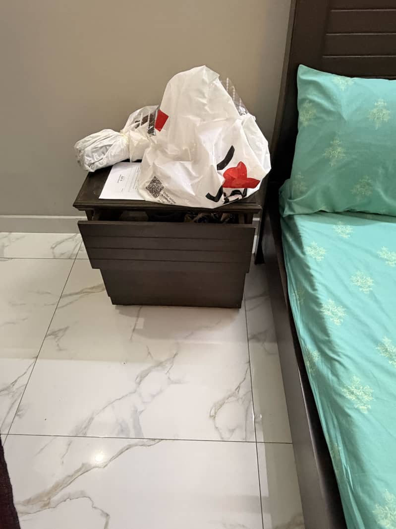 Bed set , with dressing table, dining table Very good condition 3