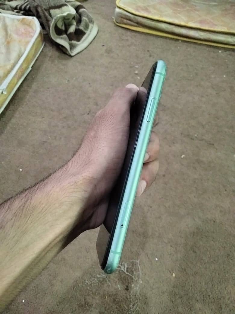 Apple iPhone 11 7