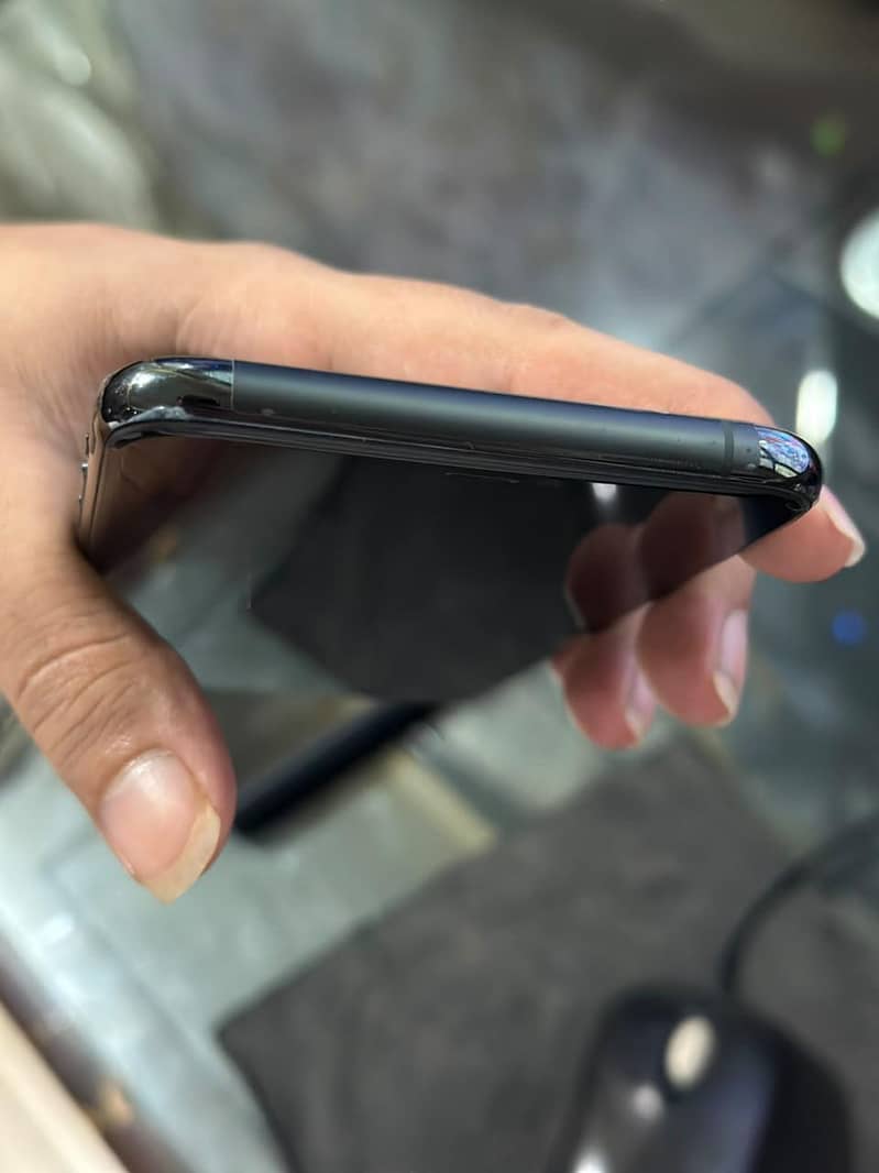 Apple iPhone 11 Pro Max 4