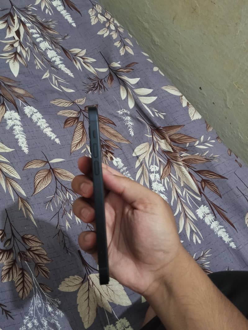 Apple iPhone 12 4