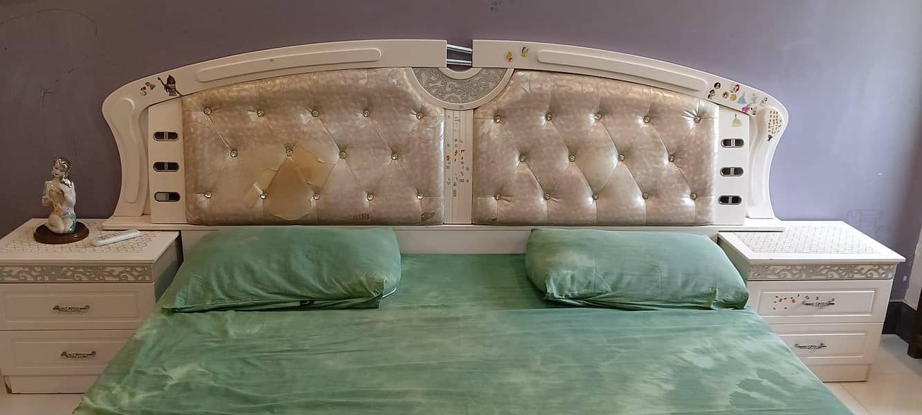 bed with side tables 0
