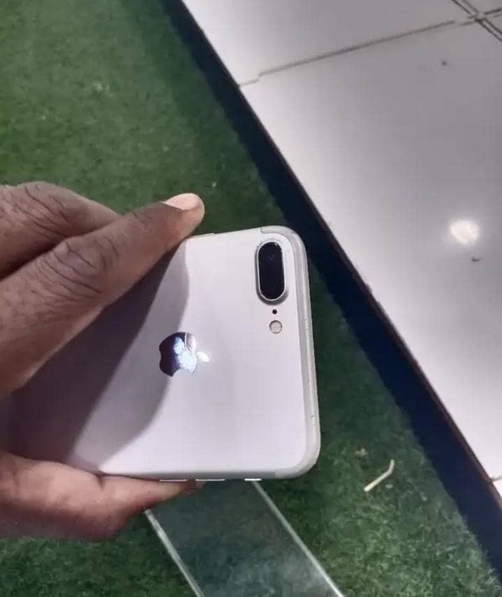 Apple iPhone 7 Plus 0