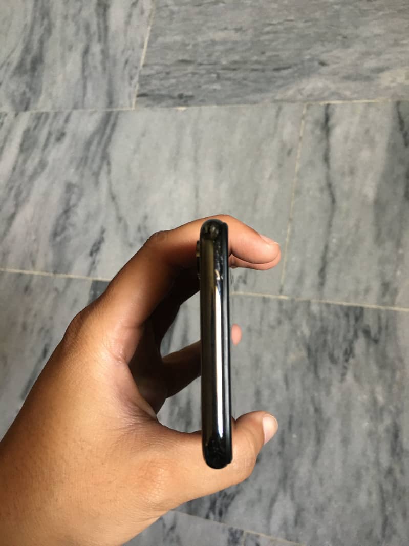 Apple iPhone X 4