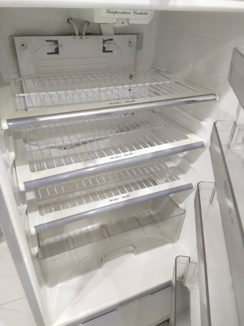 dawlance medium size fridge 3