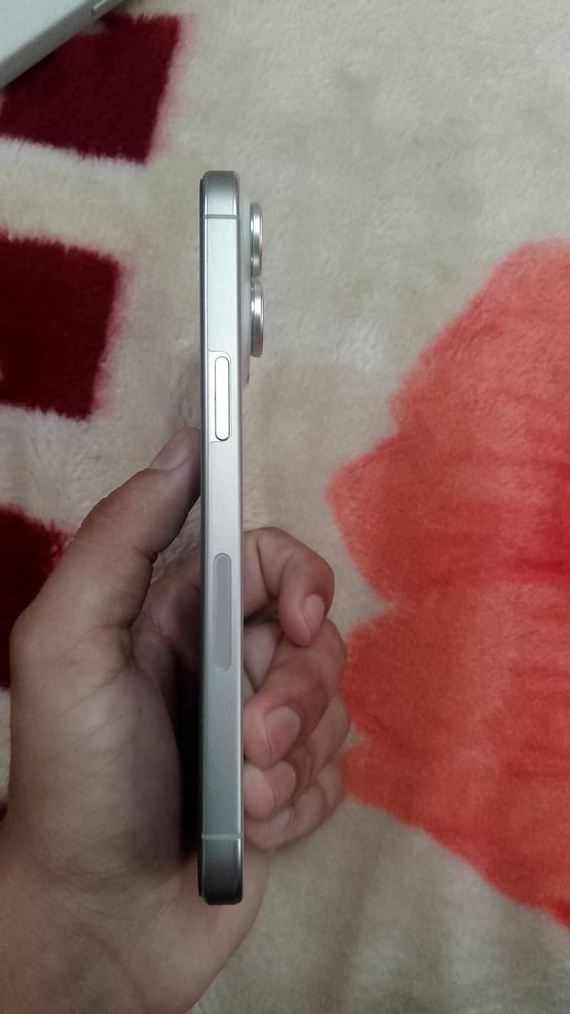 Apple iPhone 15 Pro Max 4