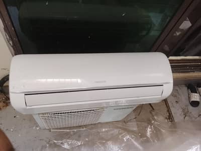 KENWOOD 1.5 TON AC INVERTER IN GOOD CONDITION ONLY GAS NEED TO REFILL.