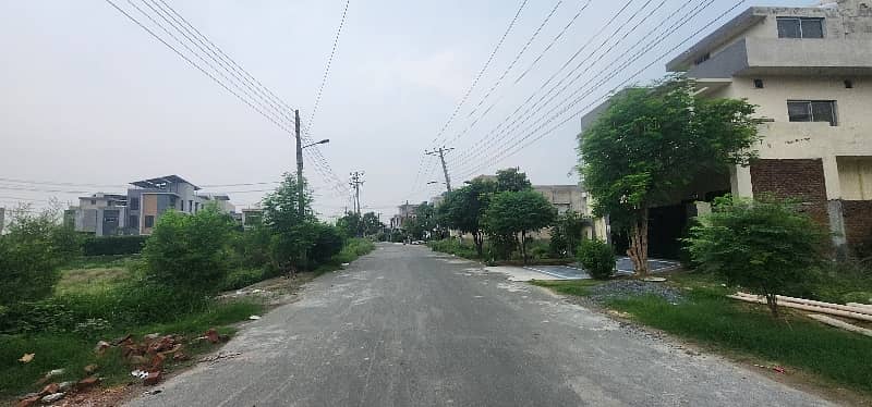 Good Location Plot For Sale 3