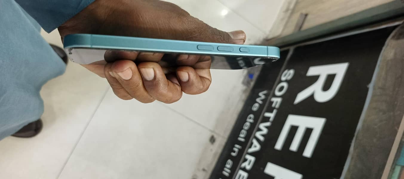 Apple iPhone 16 5