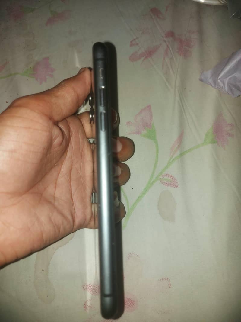 Apple iPhone 11 4