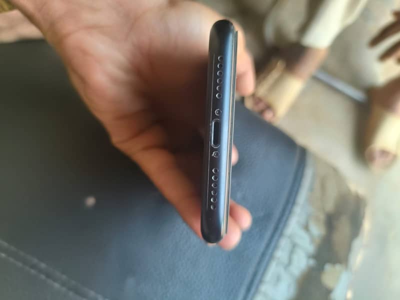 Apple iPhone XR 7