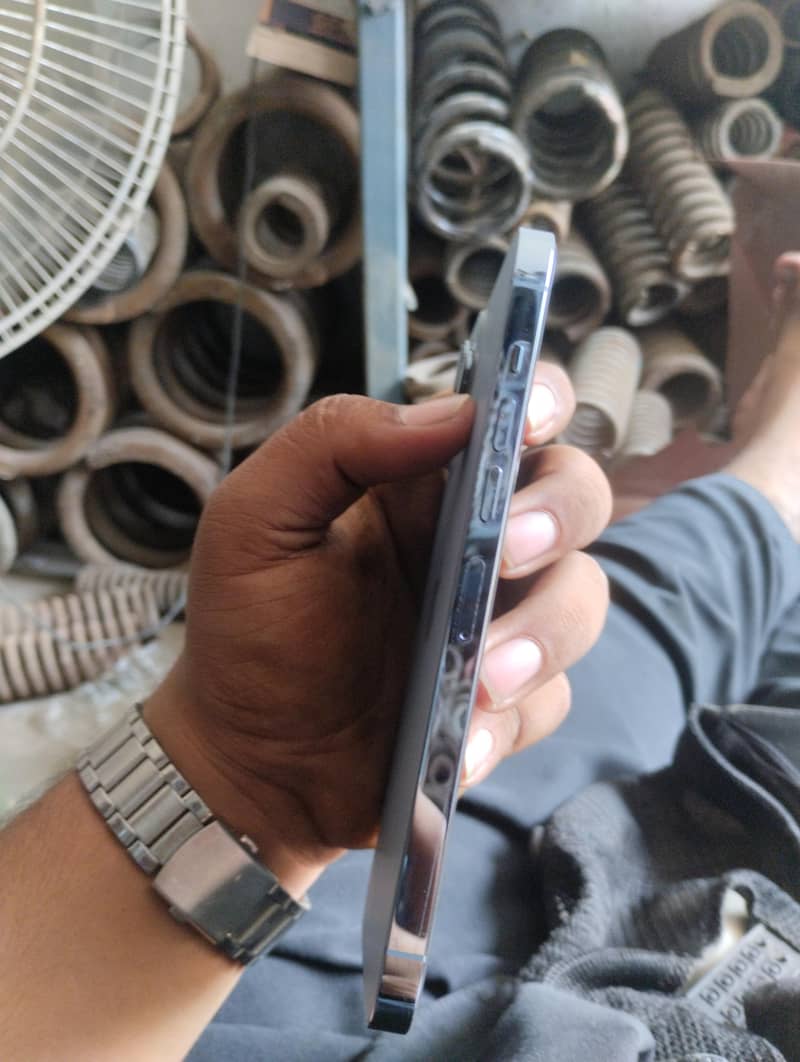 Apple iPhone 13 Pro Max 2