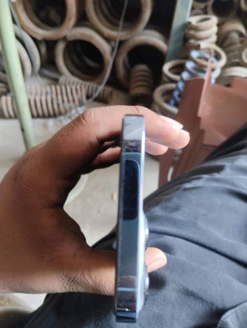 Apple iPhone 13 Pro Max 4
