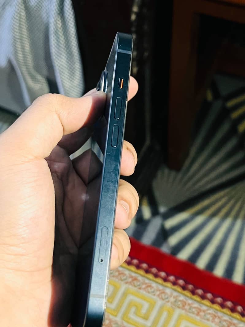 Apple iPhone 13 4