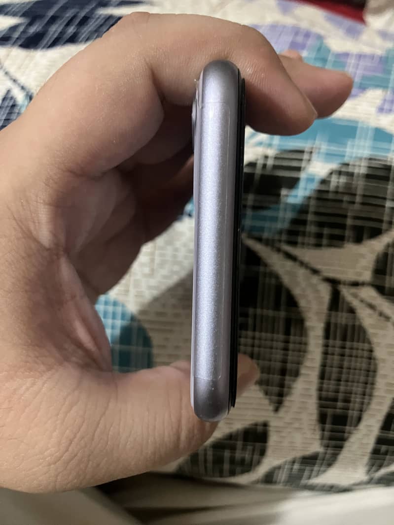 Apple iPhone 11 4