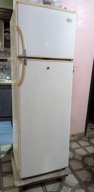 LG or Waves 2 Fridge refrigerator hain Full size all ok