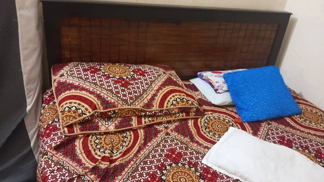 Queen size bed 0