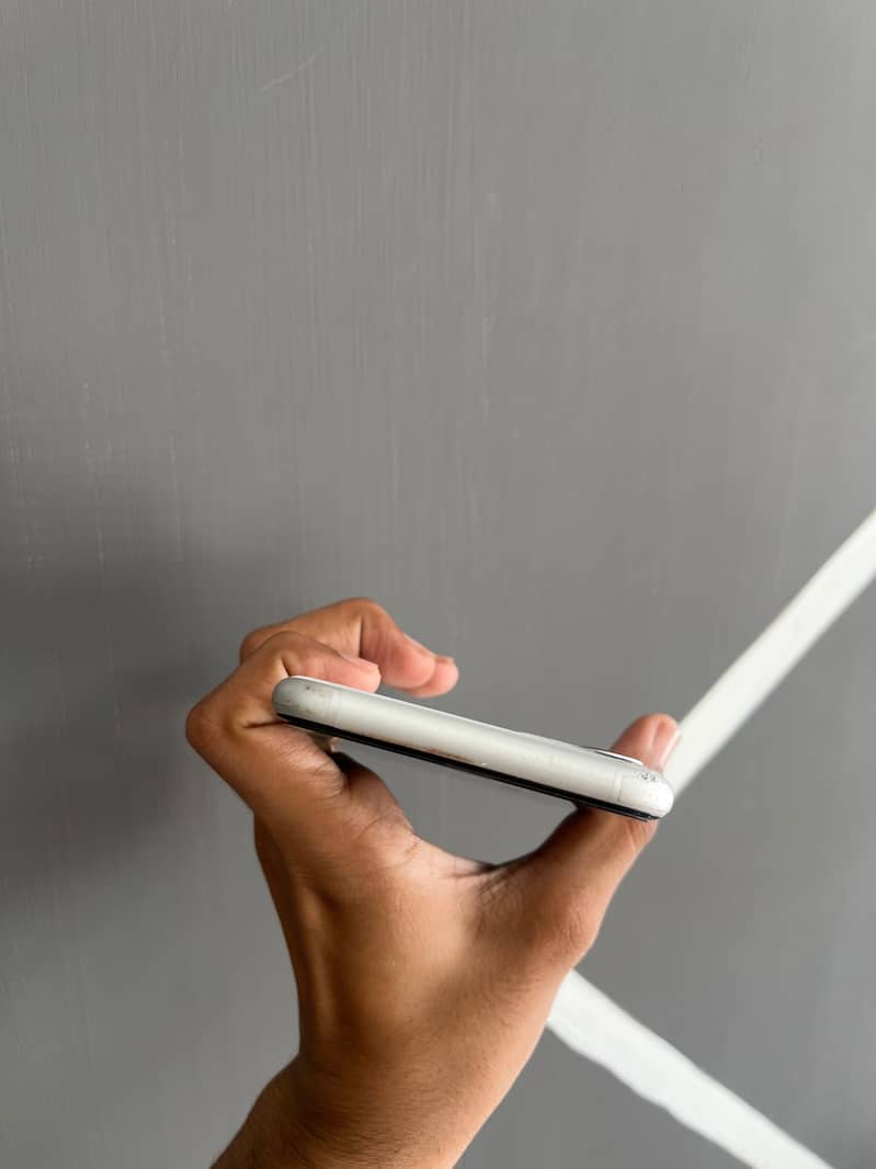 Apple iPhone 11 4