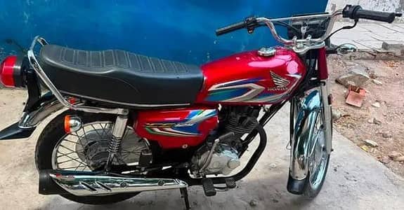 0:3:2:0:3:1:9:4:0:8:4 contact only WhatsApp on Honda CG 125 for sale
