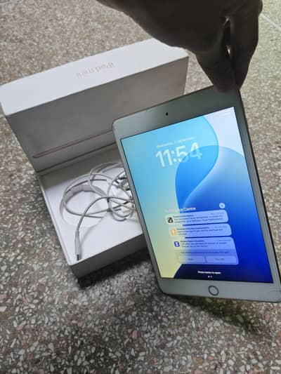 Apple iPad Mini  5 in Super Clean Condition gold