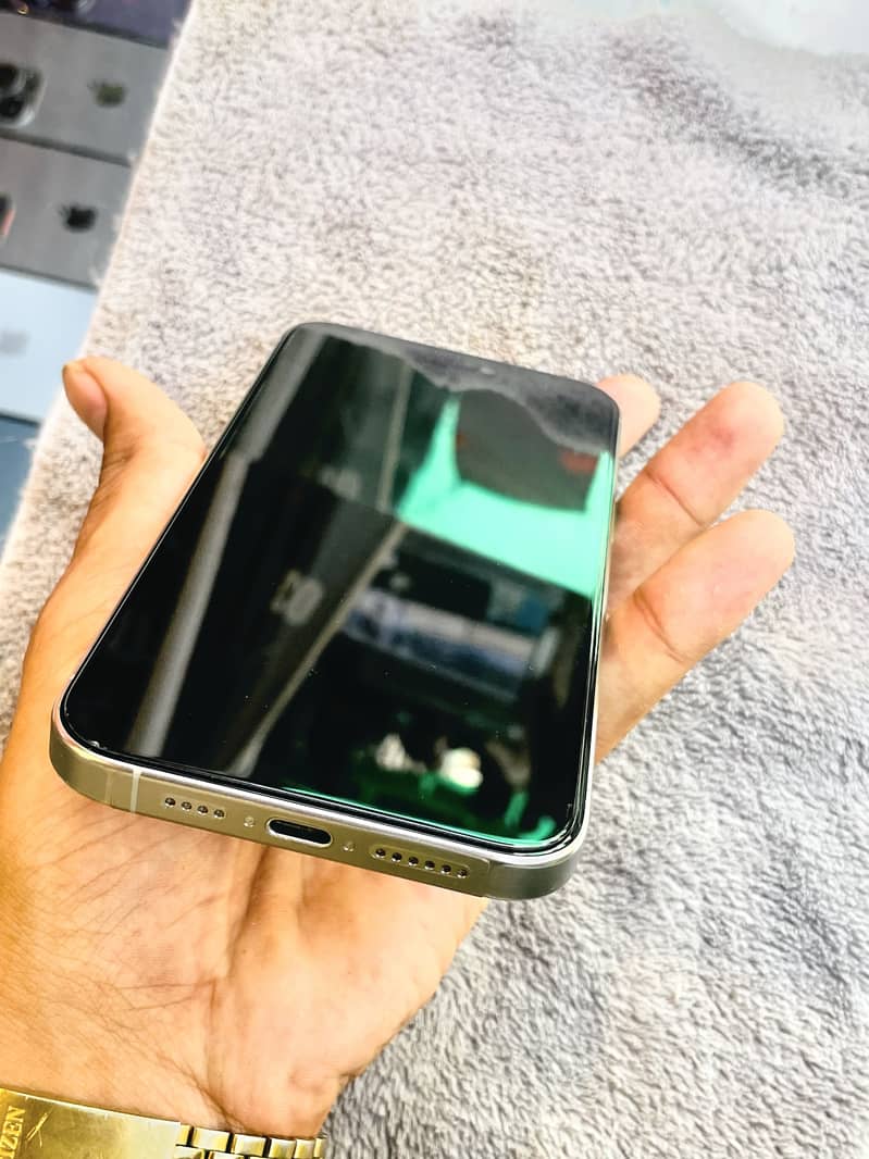 Apple iPhone 15 Pro Max 2