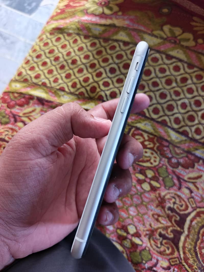 Apple iPhone 11 3