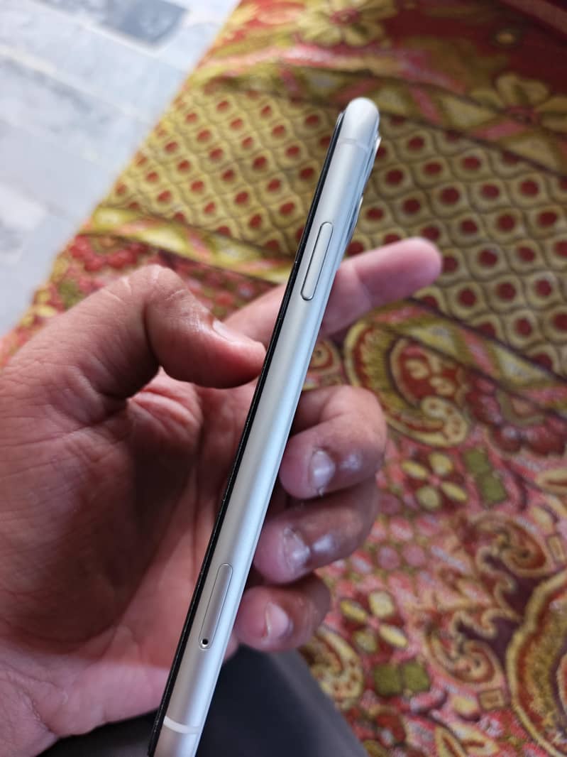 Apple iPhone 11 4