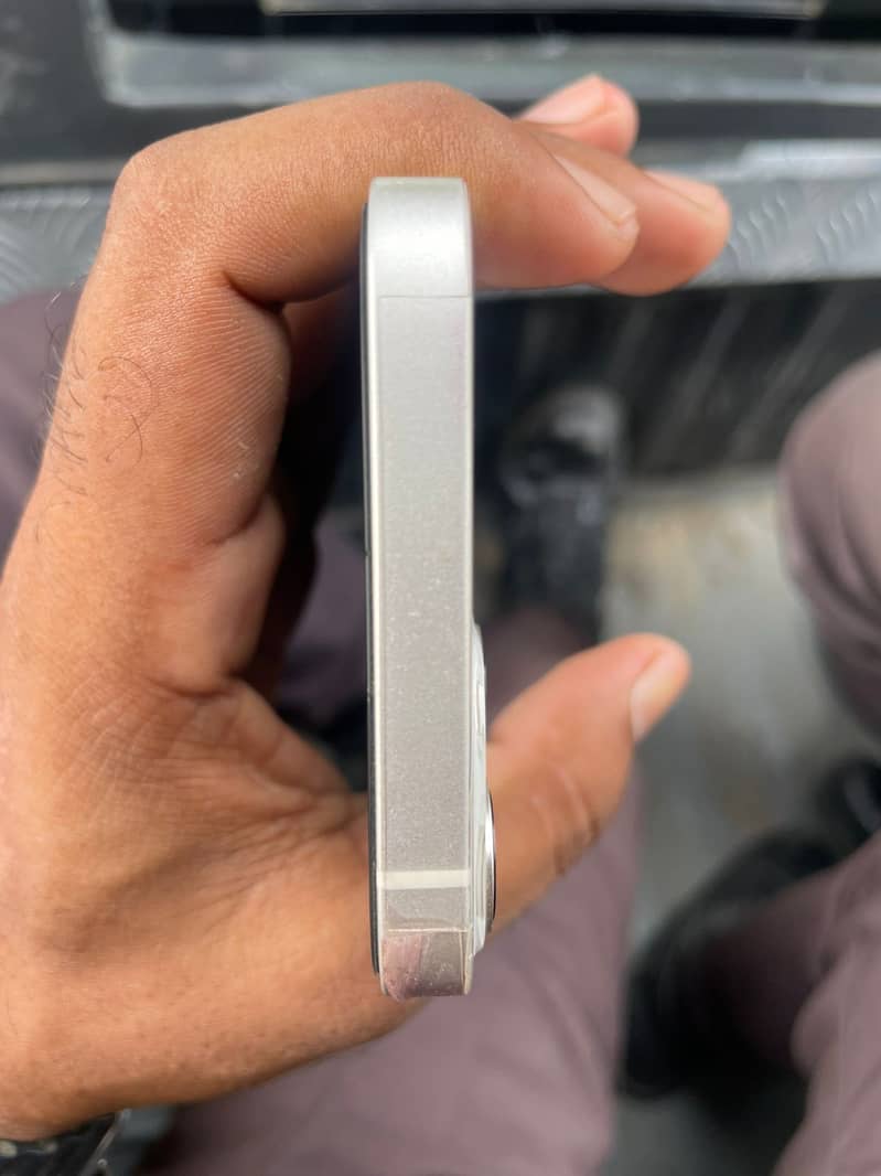 Apple iPhone 13 2