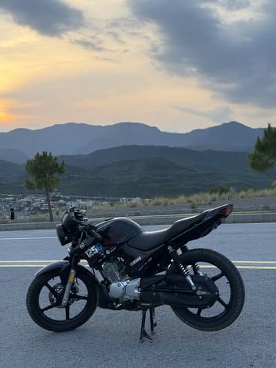 Yamaha YBRG 125 - Black and Red neat and decent