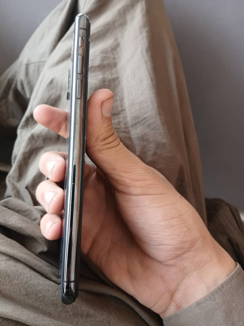 Apple iPhone XS Max 3