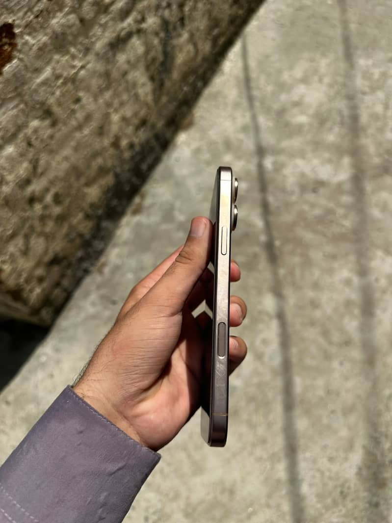 Apple iPhone 16 Pro Max 2