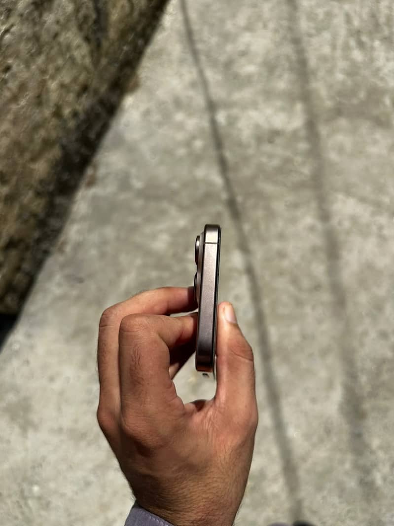 Apple iPhone 16 Pro Max 4