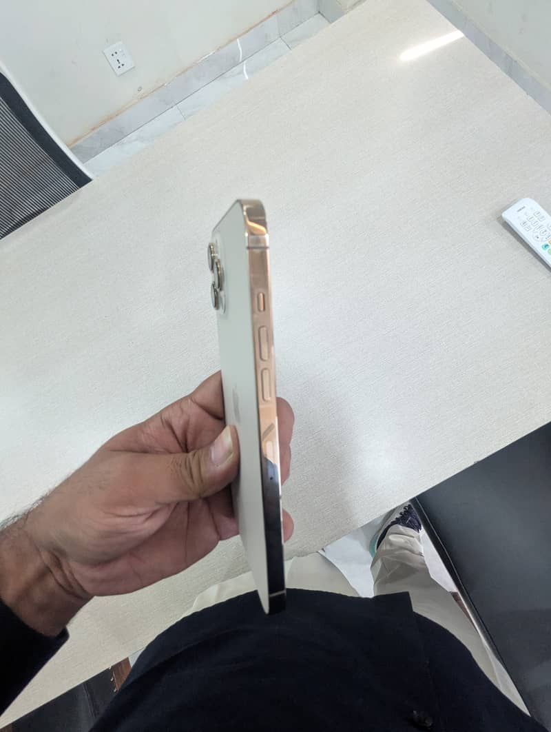 Apple iPhone 12 Pro Max 4
