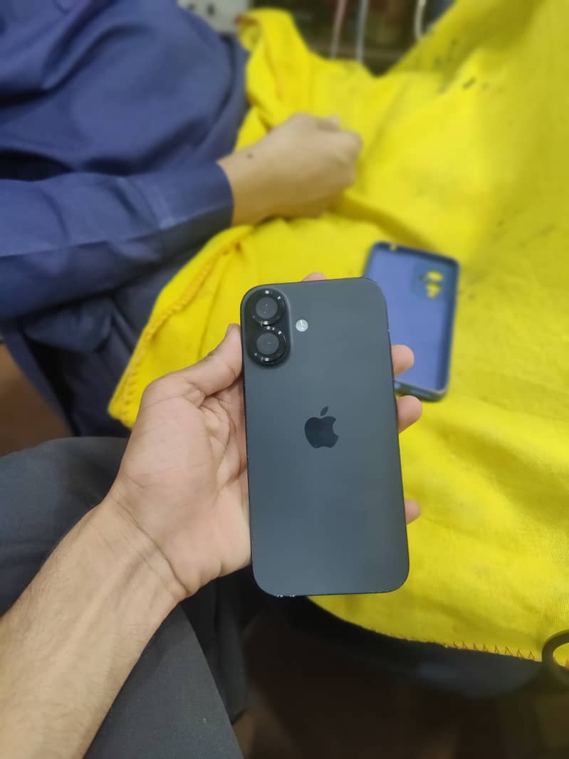 Apple iPhone 16 2