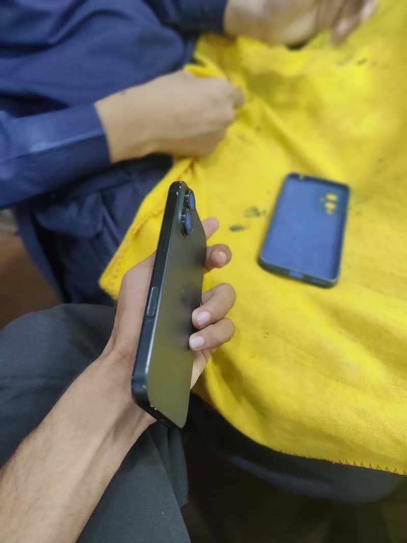 Apple iPhone 16 6