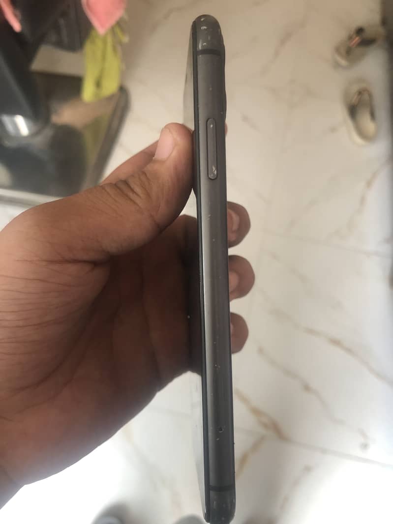 Apple iPhone 11 4