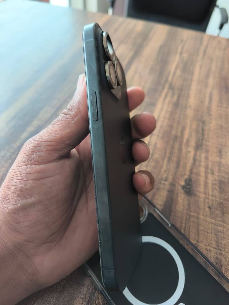 Apple iPhone 15 Pro Max 4