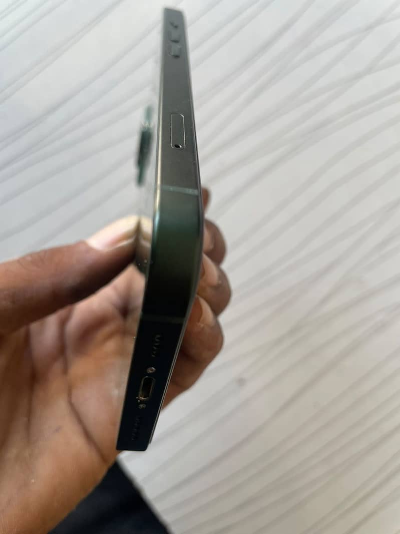 Apple iPhone 13 4