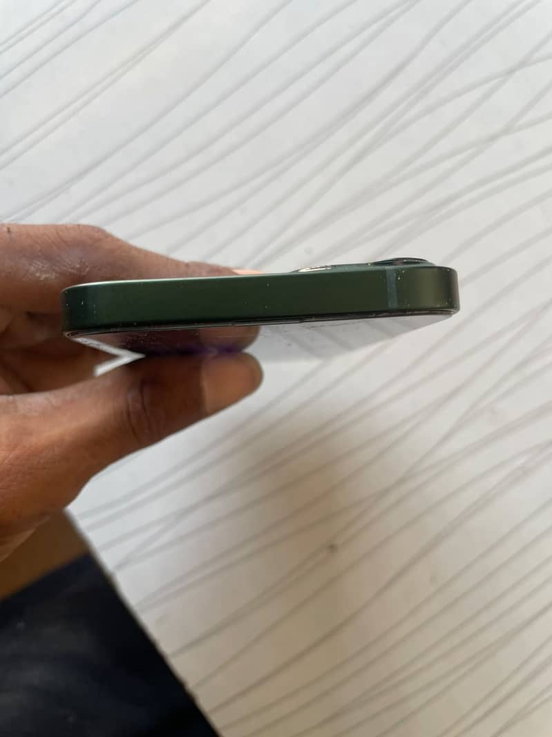 Apple iPhone 13 7