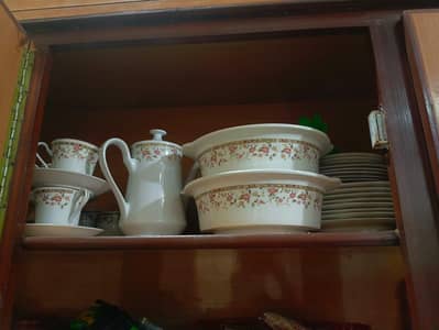 chinni dinner set 72 pieces in almost new condition