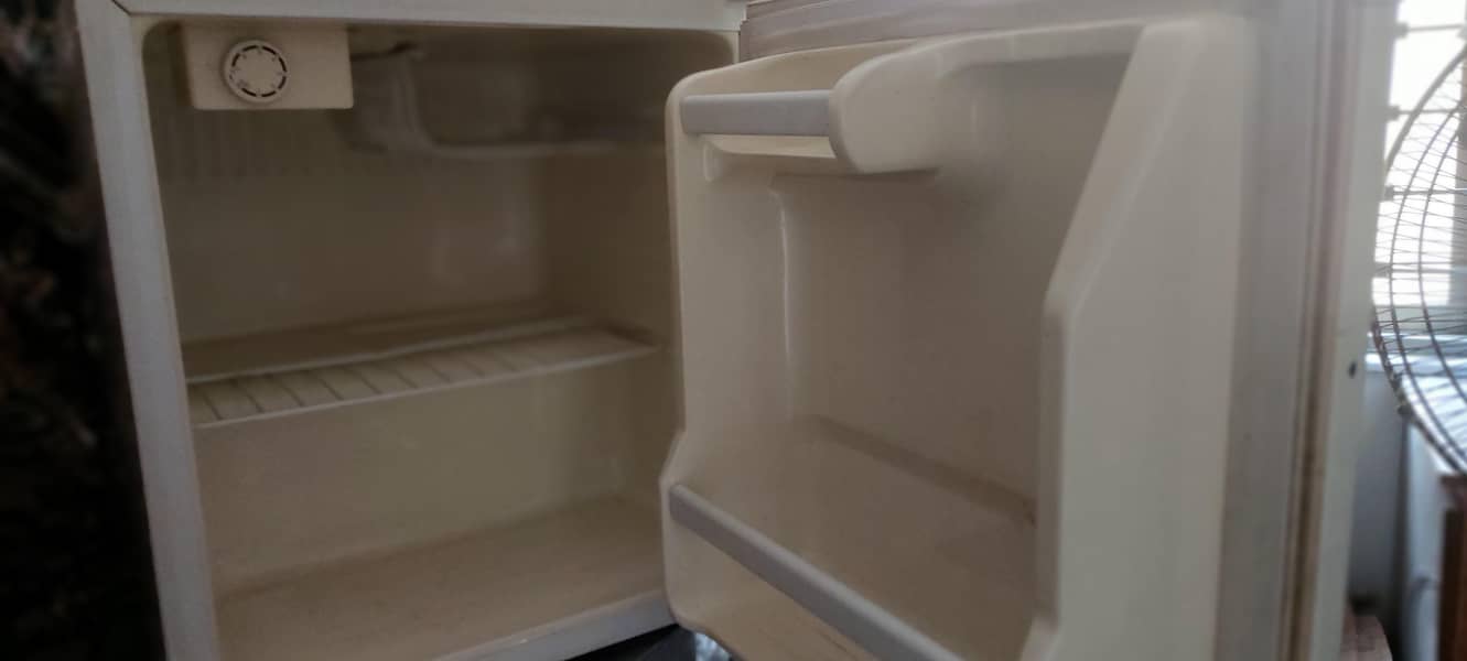 Mini room ftidge (Daewoo) 2